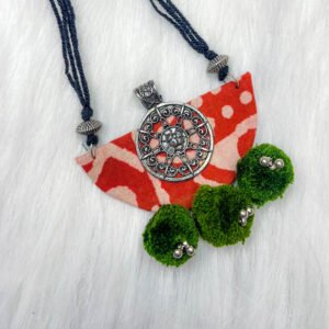 COLOUR POP POM-POM NECKLACE